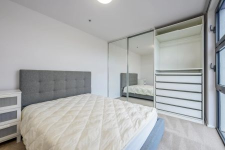 Chic Inner-City Living in Parkville - Photo 2