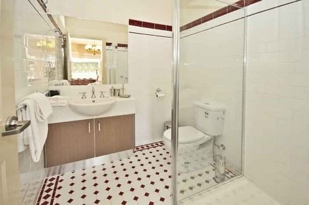 Room 3 (Ensuite) - Photo 5