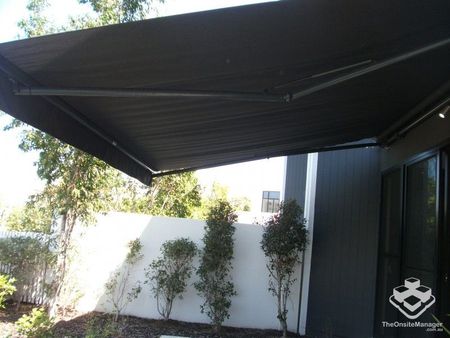 Immaculate 3 Bedroom, 3 bathroom, 2 story town house - Photo 2