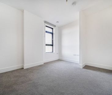 Flat to rent - Medway Street, Chatham, ME4 - Photo 5