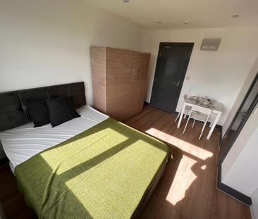 Studio Flat, Mitcham Lane, SW16 - Photo 1