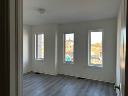 Four bedroom detached Barrie - Photo 2