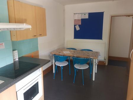 1 bedroom in a house share to rent - Photo 4