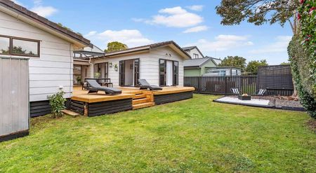 Spacious four-bedroom, two-bathroom with entertainers deck! - Photo 4