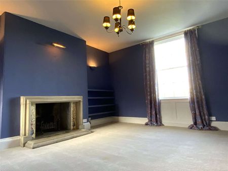 Handsome Georgian/Victorian Farmhouse in the village of Alderminster. - Photo 2