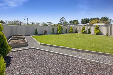 A PERFECT NEAT AND TIDY FAMILY HOME IN PRIME LOCATION - Photo 2