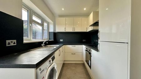 2 bedroom semi-detached bungalow to rent - Photo 5