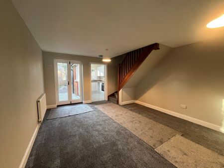 2 bedroom end of terrace house to rent - Photo 2