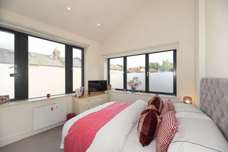 2 Bed Flat, Old York Road, SW18 - Photo 4