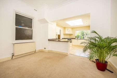 4 bedroom detached house to rent - Photo 4