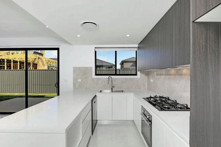 Spacious Home &vert; Ready to Move in - Photo 3