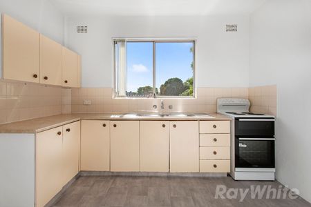Well Presented 2 bedroom unit - Photo 4