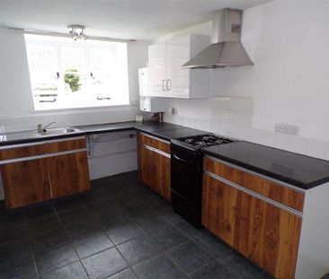 2 bedroom semi-detached house to rent - Photo 4