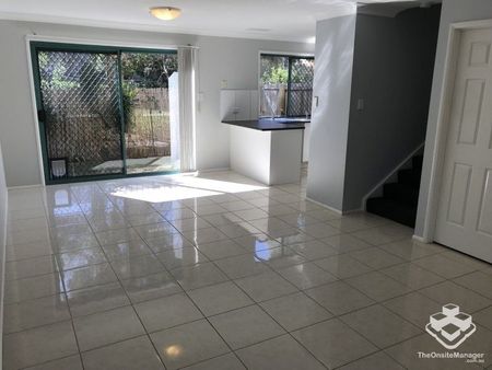 Renovated 3 bedroom townhouse available for rent, centrally located - Photo 2