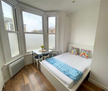 Bloemfontein Road, London, W12 - Photo 1