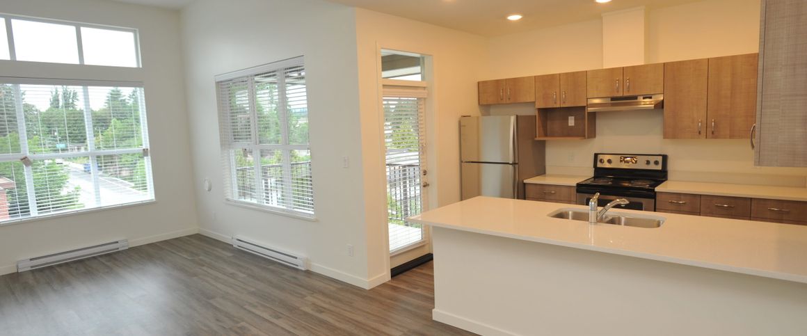 Beautiful 2 Bed, 2 Bath Corner Unit Available October 1st – Cat Friendly! - Photo 1