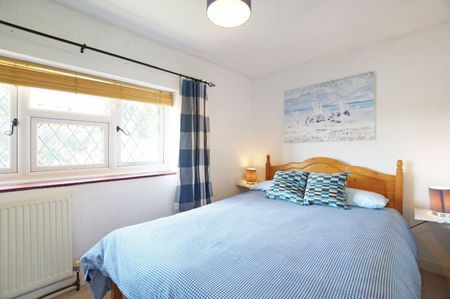 A characterful three-bedroom fisherman’s cottage in Selsey, with garden, parking, and timeless coastal charm - Photo 5