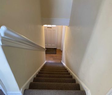 Room 2: 9 Durham Close, Guildford GU2 9TH - Photo 4