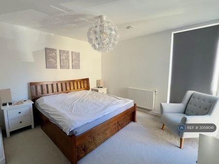 2 bedroom flat to rent - Photo 2