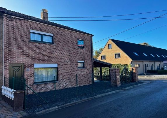 RUIME HALFOPEN BEBOUWING MET DRIE SLAAPKAMERS EN ONDERHOUDSVRIENDELIJKE TUIN - Photo 1