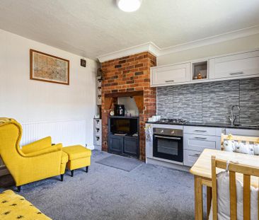 3 bedroom end of terrace house to rent - Photo 1