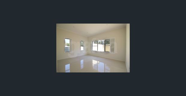 Generous Modern Updated 4 Bedroom Duplex 3 Minutes to Station - Photo 1