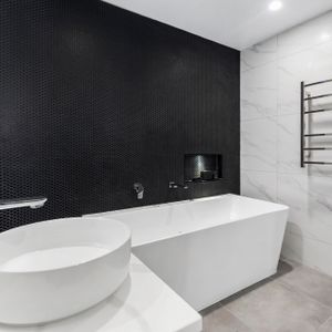 Renovated & Fully Furnished 1-Bedroom Flat - Photo 2