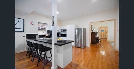 Charming Family Home Backing Onto Parkland - Photo 3