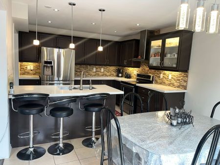 For Lease - 30 Armstrong Crescent, Bradford West Gwillimbury, Ontario - Photo 4