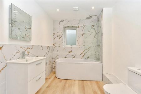 4 bedroom detached house to rent - Photo 2