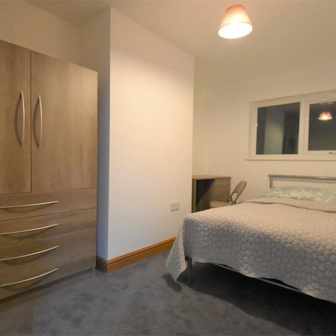 8 bedroom semi-detached house to rent - Photo 1