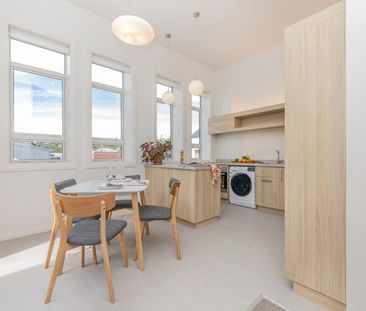 Modern inner-city apartment - Photo 2