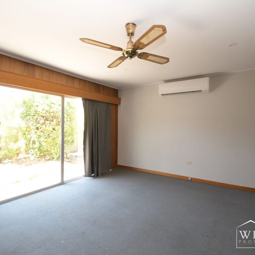 Family Living! - Photo 1