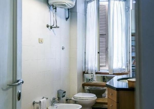 Prati: Spacious, tastefully furnished 1 bedroom, living, study, kitchen and bath. Located in beautiful building on high floor. Bright, silent, near services, metro and center. #1709