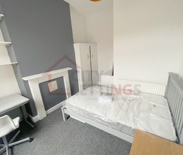 8 Bedroom Mid Terraced House - Photo 1