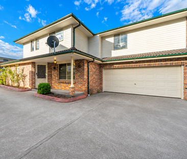 Spacious Freestanding Townhouse with Double Garage - Photo 4