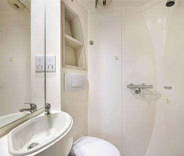 Studio with en-suite bathroom and private kitchenette plus amenitie... - Photo 4