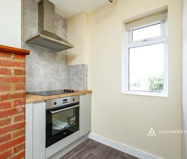 3 bedroom semi-detached house to rent - Photo 2