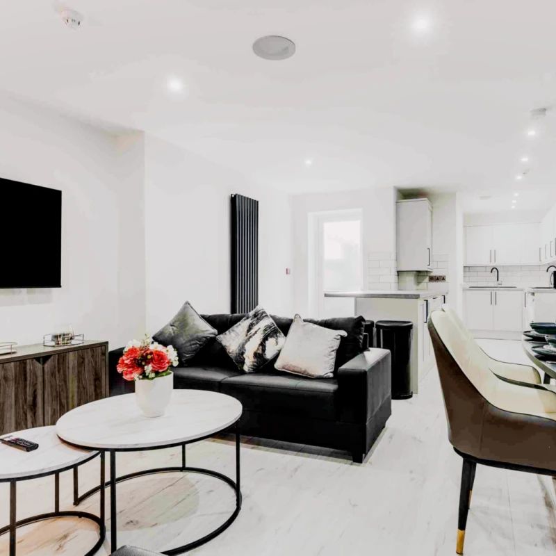 6 Beds 3 Baths - Photo 1