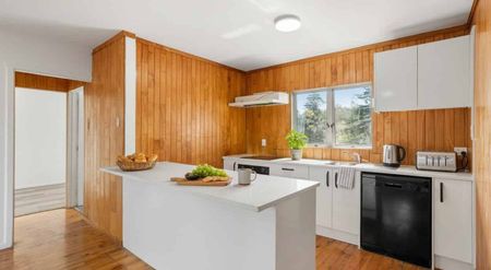 Six Bedrooms - Two Bathrooms - Two Lounges - Plus Kitchenette - Swanson - Photo 3