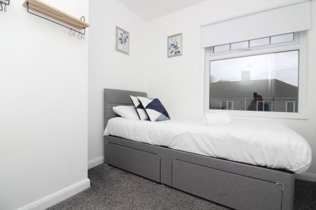 3 Bedroom Mid Terraced House - Photo 2