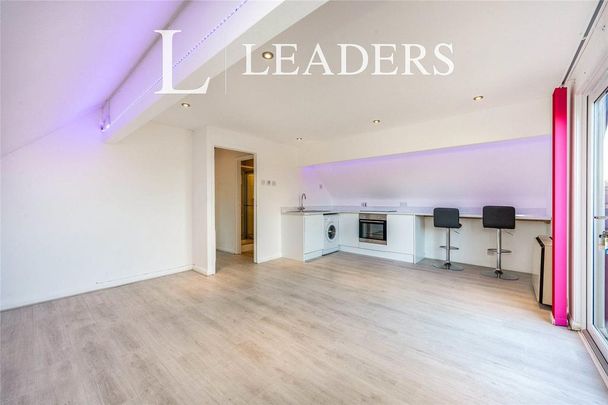 Studio to rent - Photo 1