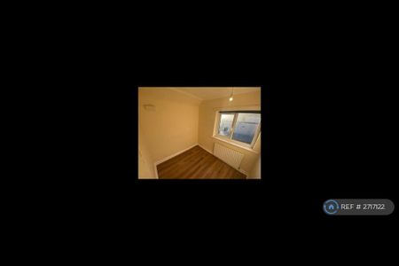3 bedroom end of terrace house to rent - Photo 3