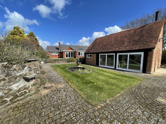 Grove Croft, Warwick, CV35 - Photo 1