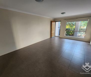Double Garage, Pool & Air-con - Photo 2