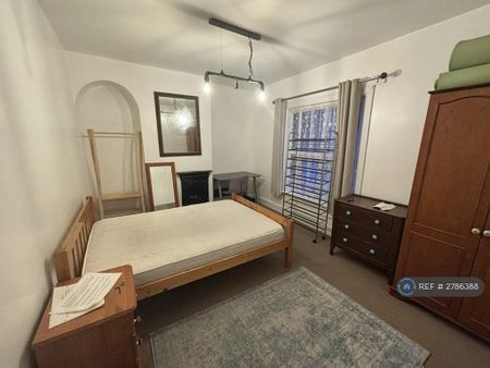 1 bedroom in a house share to rent - Photo 2