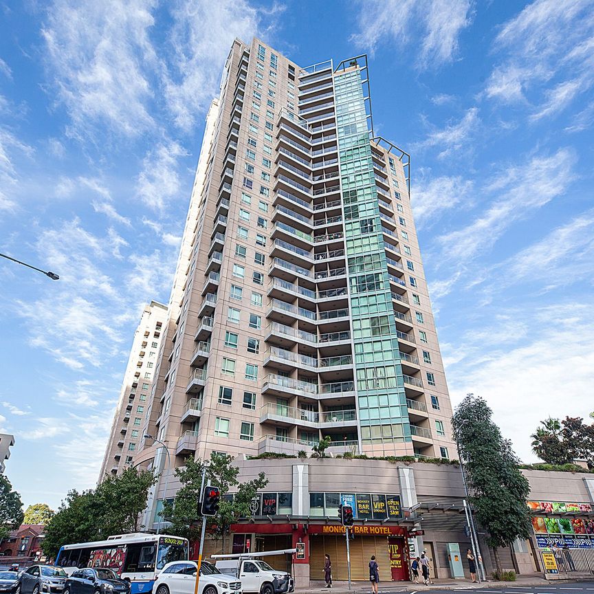 Spacious Apartment in the Heart of Chatswood &ast;&ast; Available 06&sol;03&sol;25 &ast;&ast; - Photo 1