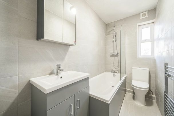 Streatham High Road, SW16, London - Photo 1