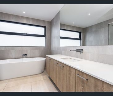 Modern townhouse in a great location! - Photo 5