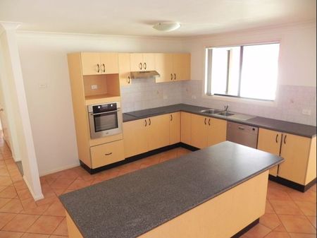 SPACIOUS FOUR BEDROOM FAMILY HOME !!! - Photo 3